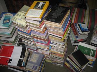 unorganized books representing unstructured data